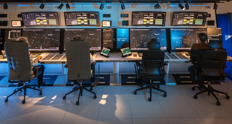 Controladores aéreos de Enaire en un centro de control. Foto: Enaire